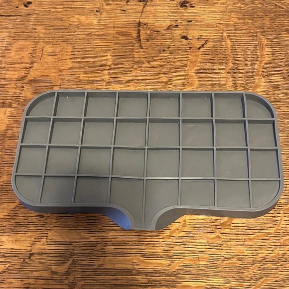 Silicone Soap Dish Grey Textured Draining Organizer for Kitchen, Bathroom - Picture 2 of 3